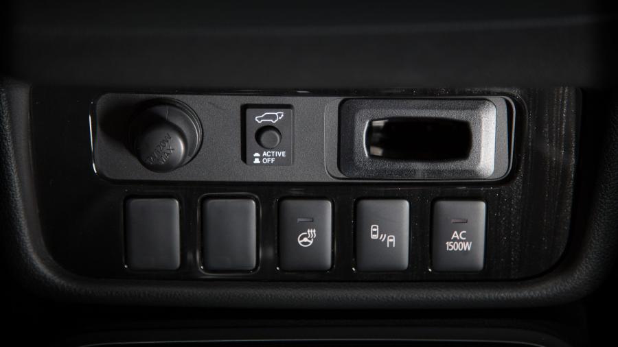 Детали интерьера Mitsubishi Outlander PHEV 2017 года  (NA) (фото 60 из 70)